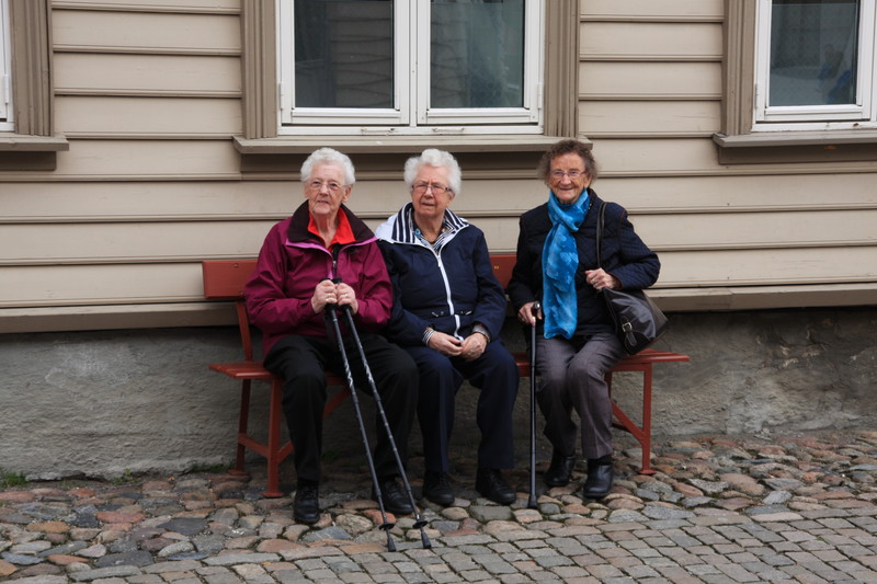 Etter at Hugo gikk bort ble Firkløveret til de ett Trekløver. Her sitter damene på en benk i Fredrikstad 2016.
Foto: Idar Pe Ingebrigtsen